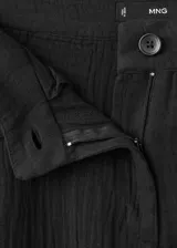 Pantalón de corte recto confeccionado en tejido de bambula de algodón, tiro regular y perneras amplias.