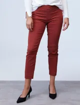 Pantalón blanco de gabardina elastizada, corte recto, con pretina ancha y faja interna modeladora.