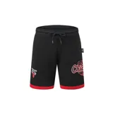 Short de básquet negro con detalles en rojo, cintura elástica con cordón ajustable, diseño con el logo y nombre de los Chicago Bulls y los bordes inferiores en color rojo.