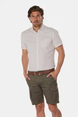 Bermuda cargo azul confeccionada en 98% algodón y 2% spandex.