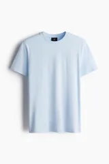 Remera de algodón liviano color celeste, con cuello redondo y mangas cortas, de corte clásico.
