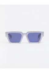 Lentes de sol cuadrados con marco de acetato color lavanda pastel y lentes color lavanda.