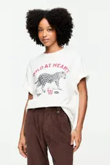 Remera oversize de algodón blanca con cuello redondo, mangas cortas amplias y estampa frontal gráfica de un leopardo con texto.