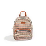 Mochila pequeña con estampado geométrico en tonos beige, marrón y rojo. Tiene asa de mano marrón y bolsillo frontal con cierre.