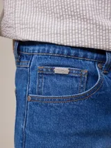 Bermuda de jean elastizado azul claro, con bolsillos delanteros y traseros.