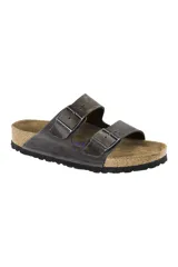 Sandalias Birkenstock Arizona, color gris, con dos correas ajustables de cuero engrasado y hebillas metálicas. Plantilla suave de gamuza y suela de EVA.