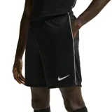 Short deportivo Nike Dri-Fit Park 26 de color negro, con cintura elástica, ribetes blancos en los laterales y el logo de la marca bordado en el bajo.