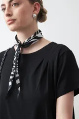 Remera básica de manga corta en color blanco, con cuello redondo y detalle de pliegues sutiles en los hombros.