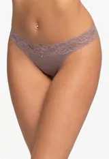 Panty colaless color beige con detalle de encaje floral en la cintura.