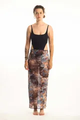 Body de lycra color negro, con escote redondo, breteles finos y diseño cut-out en los laterales de la cintura.