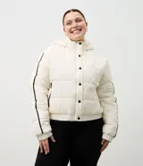 Campera puffer deportiva Get Over, color blanco con detalles de bies en color negro a lo largo de las mangas. Presenta cuello alto con capucha integrada, cierre frontal con botones a presión, bolsillos laterales con cremallera y puños con elásticos.