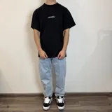 Jean mom oversize de hombre, color celeste claro con efecto acid wash.