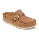 Zueco tipo mule de cuero color cognac, con costuras visibles en el empeine y hebilla metálica ajustable en el lateral. Posee una suela de corcho característica de la marca y base de goma antideslizante.