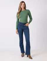 Jean de tiro alto con corte bootcut, ajustado en cadera y muslos con una sutil apertura desde la rodilla. Presenta diseño clásico de cinco bolsillos, cierre con botón y pasadores en la cintura. Incluye costuras posteriores diseñadas para un efecto de realce en la silueta.