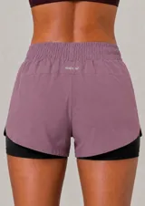Short deportivo negro con calza incorporada, de cintura elástica y diseño con doble capa.