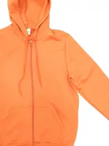 Campera deportiva unisex color beige, confeccionada en algodón con felpa, con capucha, cierre frontal y bolsillo tipo canguro.