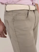 Pantalón de gabardina de corte slim fit y tiro medio, con diseño de cinco bolsillos y cierre de cremallera.
