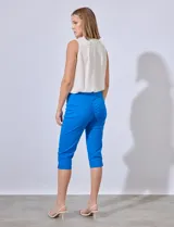 Pantalón capri de gabardina elastizada color salmón, marca Ruby Rd. Tiene pretina ancha elastizada, bolsillos simulados en la parte delantera y bolsillos aplicados en la parte trasera.