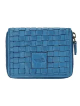 Billetera compacta de cuero natural trenzado en color azul, con cierre perimetral y parche central con logo grabado.