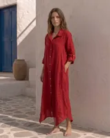 Vestido camisero largo y amplio, color rojo, de manga larga con presilla para arremangar, cuello camisero y cierre frontal con botones de nácar.