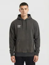 Canguro con capucha de felpa en color gris oscuro con efecto lavado, presenta el logo de Umbro bordado en el pecho y bolsillo frontal tipo canguro.