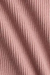 Top entallado largo en punto acanalado suave, de color rosado, con escote bote y mangas largas con abertura en los puños.