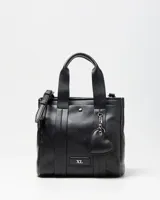 Cartera mediana de cuero sintético negro con textura granulada, doble asa de mano, correa ajustable y desmontable, y llavero colgante en forma de corazón.