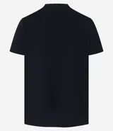 Remera de algodón con cuello redondo, mangas cortas y corte regular. Presenta un diseño con franjas horizontales en tonos contrastantes en la parte superior del pecho.