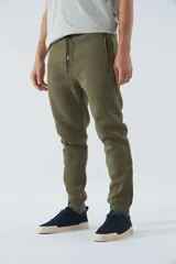 Pantalón de felpa gris para hombre con logo estampado y en goma, bolsillos con cierre, cierres en los tobillos, cintura ajustable y puños.