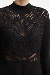 Vestido corto negro de hilo mezcla de lana con aplicación de crochet en la parte delantera, cuello alto, mangas largas sueltas con efecto globo en los puños, cierre trasero con botones forrados y placa con el logo Oval T en la espalda.
