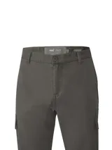 Pantalón cargo RKF modelo Pipo de color gris oscuro, corte moderno con bolsillos laterales con solapa y trabillas para cinturón.