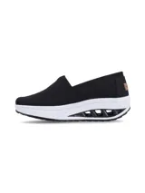 Zapatilla slip on Hush Puppies modelo Angelo, color negro, con capellada de lona canvas, inserción elástica en el empeine y suela alta con cámara de aire y aberturas laterales.
