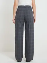 Pantalón de vestir gris con diseño a cuadros, de corte recto.