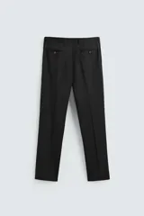 Pantalón de traje regular fit confeccionado en tejido de lana. Presenta bolsillos frontales, bolsillos traseros de vivo con botón y cierre frontal con cremallera y botón.