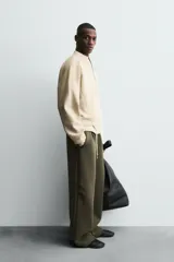 Sudadera de corte cropped confeccionada en tejido técnico compacto de algodón con elasticidad. Presenta cuello subido con cierre frontal de cremallera, manga larga y acabados en rib del mismo tejido.