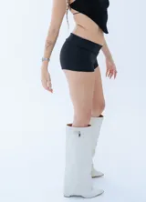 Microshort deportivo de tiro medio, color negro, con ajuste ceñido y diseño minimalista.