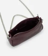Cartera transversal pequeña Satinato confeccionada en PU color bordó, de formato compacto con cierre superior y doble correa de cadena metálica plateada.