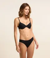 Bombacha bikini de microfibra color negro, de corte clásico y laterales medianos, con delicados bordes scalloped.
