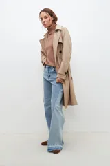 Polera negra de cuello alto y manga larga.