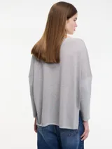 Sweater negro de hilo con textura brillosa, escote en V y manga larga.