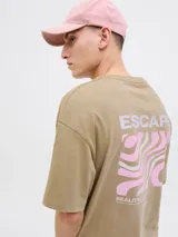 Remera color arena de manga corta y cuello redondo. Estampado en la espalda con la palabra 'ESCAPE' y un diseño abstracto en tonos rosa y blanco.