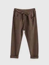 Pantalón de corte capri con efecto arrugado, cintura elástica con lazo ajustable, bolsillos laterales y dobladillo en los tobillos.
