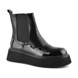 Bota Chelsea de cuero sintético negro con elásticos laterales, plataforma y suela track.