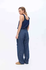 Pantalón cargo de tiro alto y corte recto, con maxi bolsillos delanteros con solapa y botones a presión, y bolsillos traseros con cierre metálico. Confeccionado en algodón.