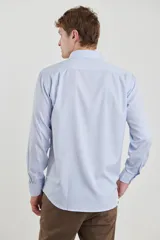 Camisa celeste con microestampado blanco, de corte clásico, manga larga y cuello italiano.