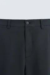 Pantalón de corte regular fit, confeccionado en una mezcla de algodón y lino. Presenta cierre frontal con cremallera y botón, bolsillos laterales y bolsillos traseros con solapa y botón.