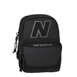 Bandolera pequeña New Balance color negro, con diseño compacto y deportivo. Cuenta con dos compartimentos principales con cierre, logo 'N' grande en la parte superior y nombre de la marca en el bolsillo frontal. Incluye correa ajustable para llevar al hombro o cruzada.