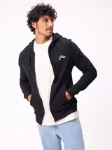 Canguro negro con cierre frontal, capucha con cordones ajustables y bolsillos tipo canguro. Presenta el logo de la marca bordado en el pecho.