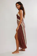 Vestido largo tipo slip de satén negro con escote en V, detalles de encaje en contraste y tajo lateral.