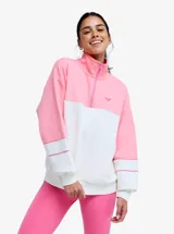 Buzo polar color rosado y blanco con diseño color-block, cuello alto y medio cierre frontal. Tiene mangas largas con puños elastizados y un pequeño logo bordado en el pecho.